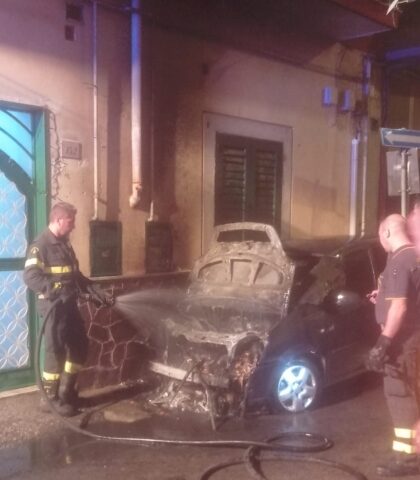 Sarno, incendio nella notte di un’auto