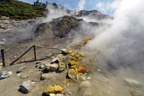 Campi Flegrei, rilevate emissioni di CO₂ nei seminterrati: scattano i controlli