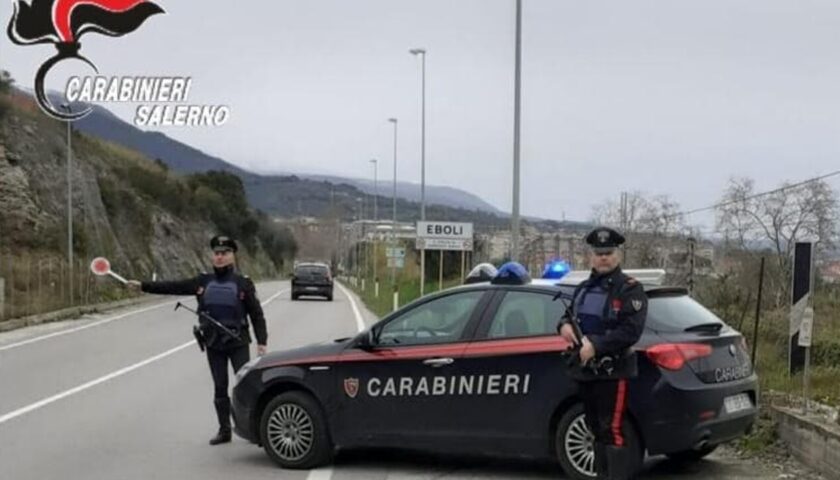 Tensione ad Eboli, padre si barrica in casa con la figlia