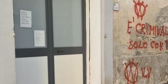 A Pellezzano scritte con minacce “no-vax” contro medico