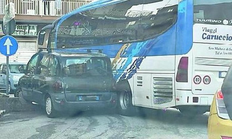 Baronissi, auto finisce sotto a un bus