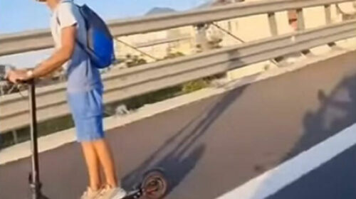 Giovane con il monopattino in autostrada