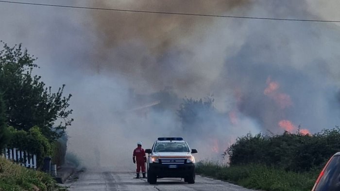 Paura a Caggiano per un incendio, “probabile natura dolosa”