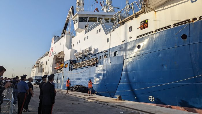 Approda nel porto di Salerno la nave Geo Barents con 258 migranti