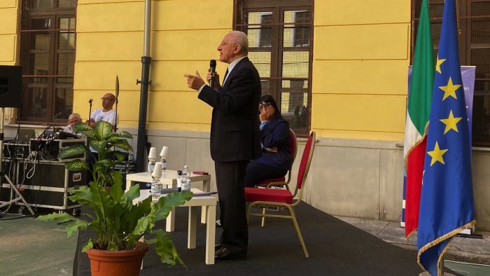De Luca dal liceo Tasso: basta cafonerie a Salerno, i turisti scappano