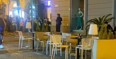 Salerno, calcinacci cadono sui tavoli di un bar