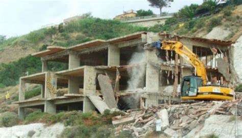 Abusivismo edilizio, in Campania si fa fatica a demolire: è il 13,1% il numero delle demolizioni eseguite in 18 anni