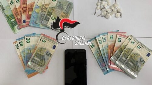 Tenta di lanciare la droga dall’auto, arrestato salernitano. Nei guai un minorenne