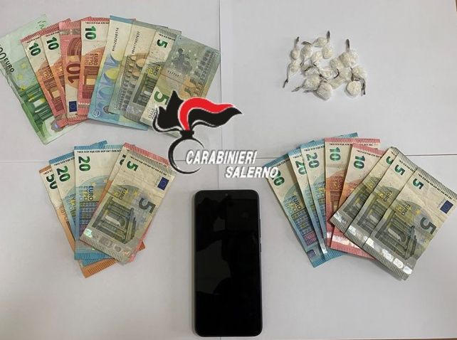 Tenta di lanciare la droga dall’auto, arrestato salernitano. Nei guai un minorenne