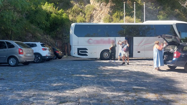 Crocieristi arrivati a Salerno “in visita al Castello Arechi con bus provenienti da Napoli”