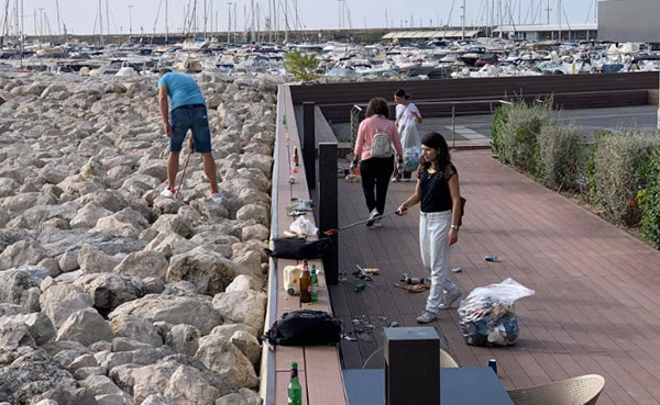 Salerno, rimossi 40 kg di rifiuti tra la scogliere del sotto piazza della Concordia