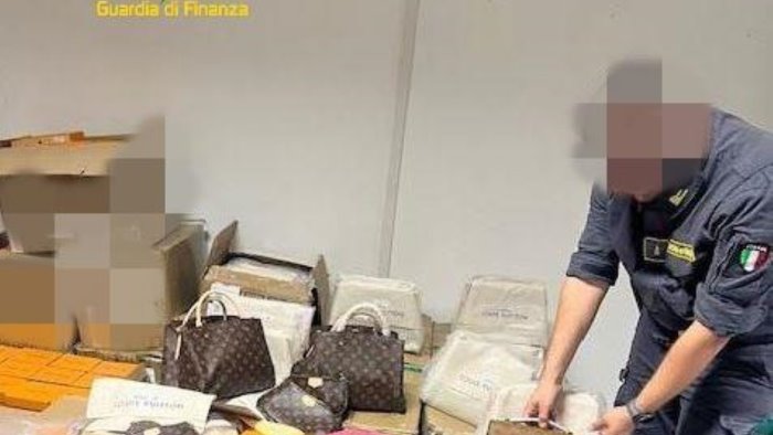 Nel deposito a San Marzano sul Sarno scoperti 2mila articoli Louis Vuitton falsi