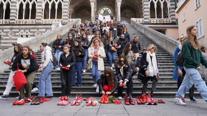 Ad Amalfi il flashmob per contro la violenza sulle donne: “Non Una di Meno”