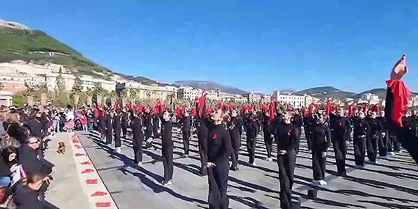 Salerno dice no alla violenza sulle donne: flash mob con 150 ballerini in piazza Libertà