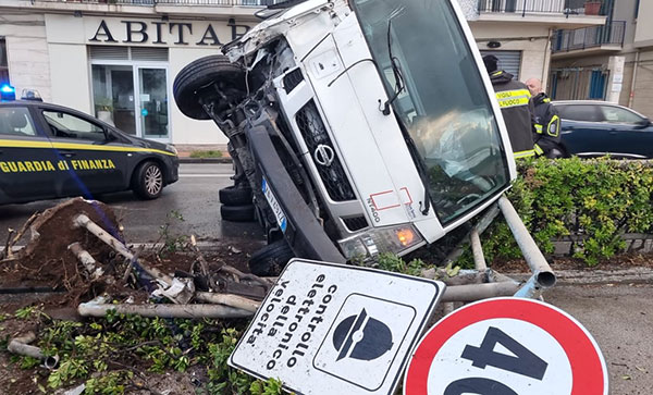 Camion dei rifiuti si ribalta sul Lungomare Marconi, autista ferito: avrebbe accusato un malore