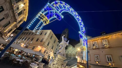 La luce del Natale illumina Amalfi