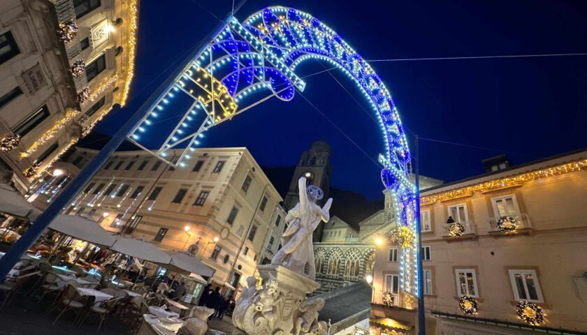 La luce del Natale illumina Amalfi