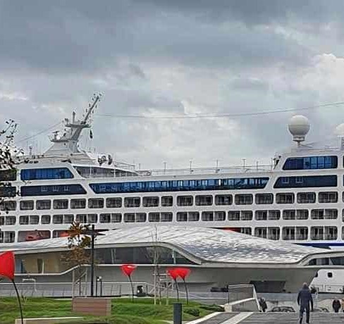 A Salerno attracca la nave Sirena con 700 crocieristi a bordo