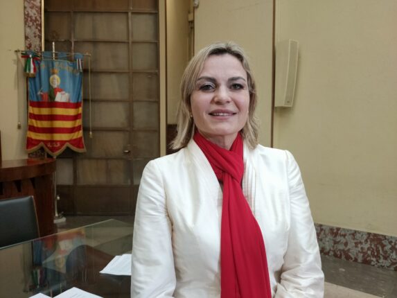 Notizie infondate, l’assessore comunale al bilancio Paola Adinolfi, si è vista risarcire con un cospicuo risarcimento danni