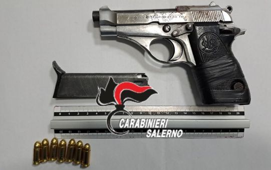 Salerno, in auto con pistola 7,65 clandestina: due arresti