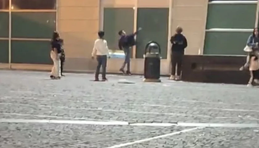 A Sarno baby vandali lanciano pietre contro il teatro