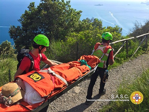 Cade nel dirupo a Padula mentre cerca funghi, salvato anziano