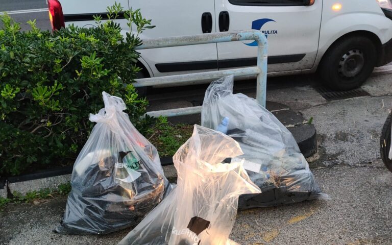 Salerno, rimosse le bottiglie di olio dalla spiaggia di Torrione