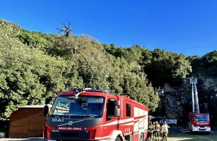 Cadono pietre dal costone roccioso delle Grotte di Castelcivita: intervento dei vigili del fuoco
