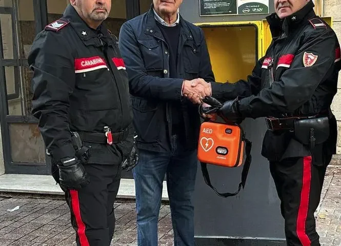 Salerno, ritrovato defibrillatore rubato in piazza Caduti di Brescia. “Grazie ai carabinieri”