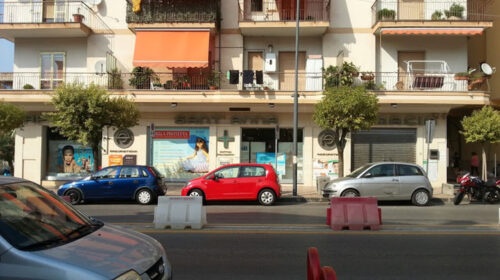 Follia a Bellizzi, danneggia farmacia con un’ascia