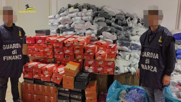 Dalla Spagna a Scafati, scoperto carico di scarpe Nike contraffatte