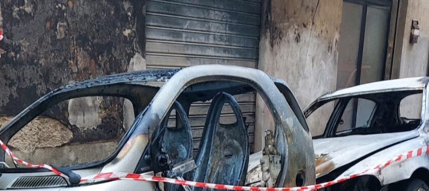 Auto a fuoco nella notte in via Oberdan a Battipaglia