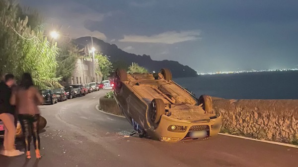 Paura ad Amalfi per un’auto ribaltata, illeso il conducente