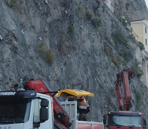 Amalfi,  statale ancora chiusa per demolizione masso in corso