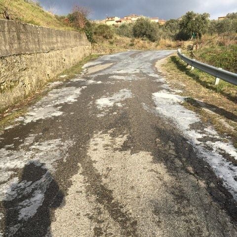 Auto bloccata sul ghiaccio nel Vallo di Diano, soccorsa da protezione civile e gopi