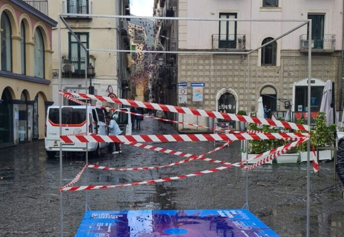 Salerno, vandali scatenati contro l’opera realizzata per il festival Linea d’Ombra in Piazza Portanova