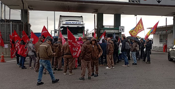 Salerno, bloccato ingresso del porto per non fare partire armi per Israele