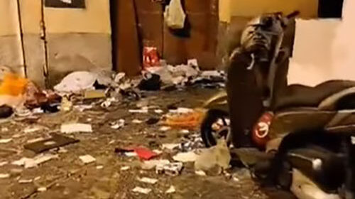 Salerno Pulita denuncia scempio in un vicolo nel Centro storico: “Così si aumentano tempi di lavoro ma anche costi”