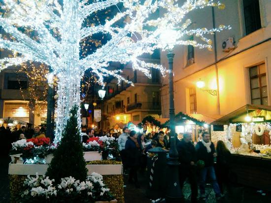 Salerno, i commercianti chiedono i mercatini natalizi a piazza Sant’Agostino