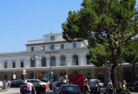 Salerno, picchia una donna alla stazione: fermato