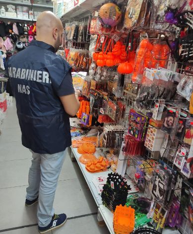 Blitz del Nas Salerno, sequestrati giocattoli e un quintale di prodotti dolciari per halloween