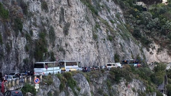Caduta massi sulla Amalfitana, lavori proseguono senza sosta