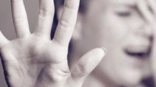 Terrore a Cava de’ Tirreni, giovane aggredisce la madre incinta: fermato