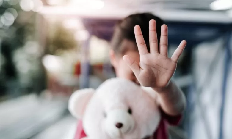 Abusi su una bimba di 10 anni: arrestato 76enne grazie ad un post del nonno