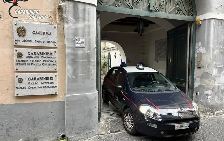 Salerno, rubavano soldi e carte di credito: 2 donne nei guai