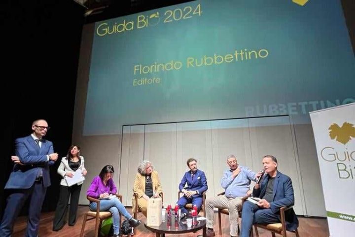 UN TRIONFO GUIDA BIO 2024. SALERNO CAPITALE DEL BIOLOGICO. PRENIATI I MIGLIORI VINI BIO