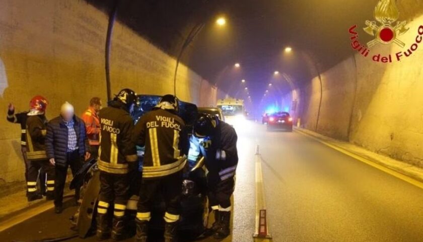 Auto a fuoco nella notte sul raccordo Salerno/Avellino