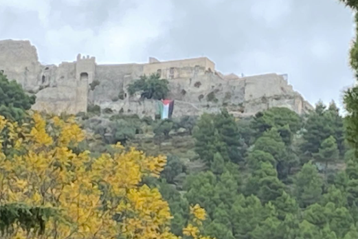 Salerno, bandiera della Palestina sretolata sul Castello Arechi