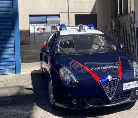 Automobilista scende dalla sua auto, danneggia altre vetture e prende a pugni un medico