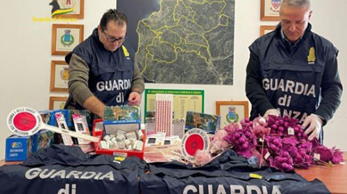 Prodotti natalizi fuorilegge, maxi sequestro nel Salernitano